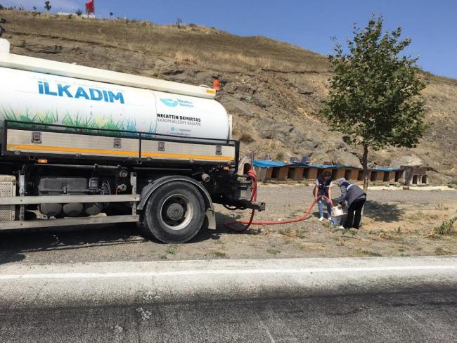 İlkadım Belediyesi’nden iyilik hareketi: Can dostlara su ve mama yardımı
