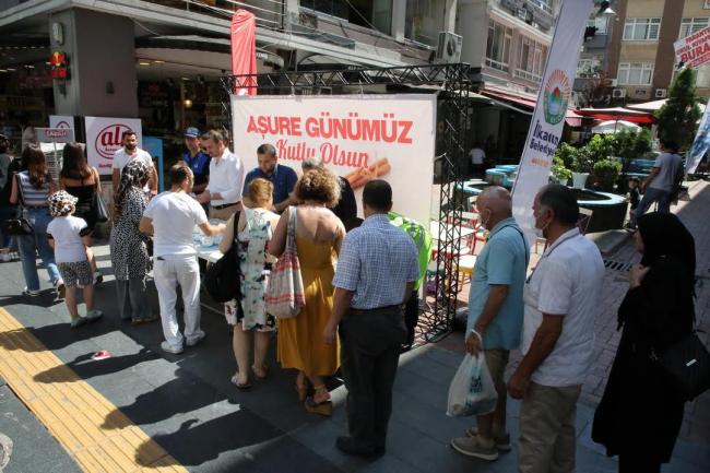 İlkadım’da aşure geleneği sürüyor: Başkan Demirtaş 7 farklı noktada aşure ikram etti