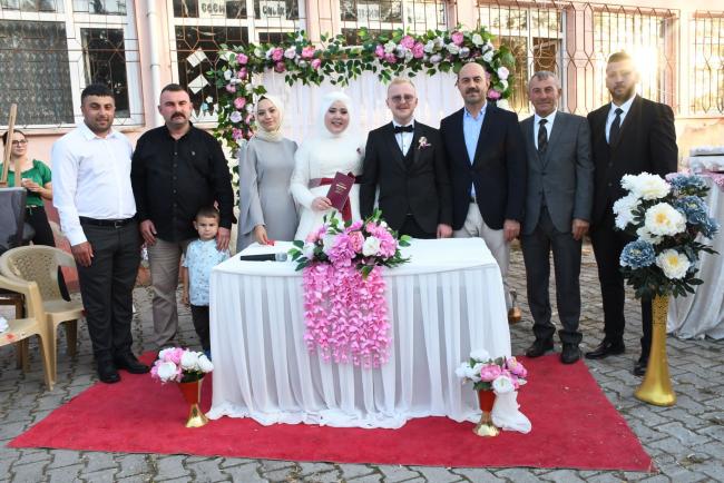 Fanatik damat nikahtan önce eşiyle stada gitti
