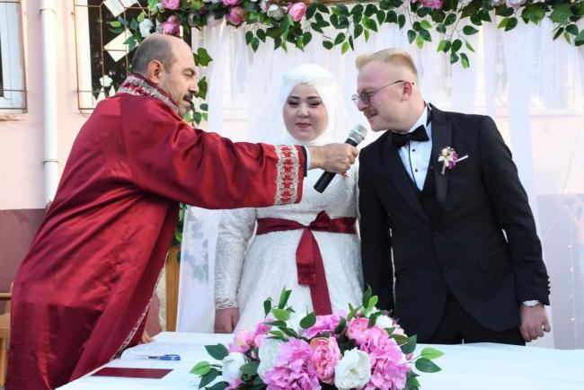 Fanatik damat nikahtan önce eşiyle stada gitti