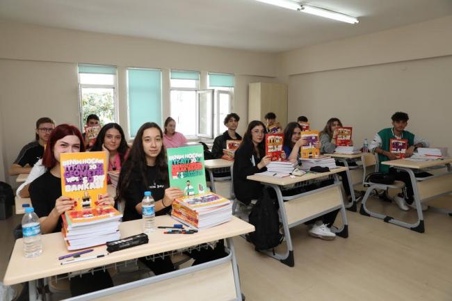 Başkan Demirtaş’tan İLKEM’li öğrencilere eğitim seti desteği