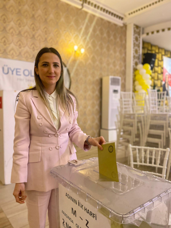 İYİ Parti Atakum’da Selen Gülhan Çam yeniden başkan seçildi