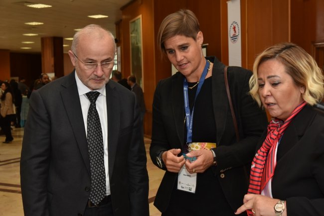 Ovanın ortasına kurulan santrale ‘uygun’ diyen profesör iklim sempozyumuna başkanlık yaptı!