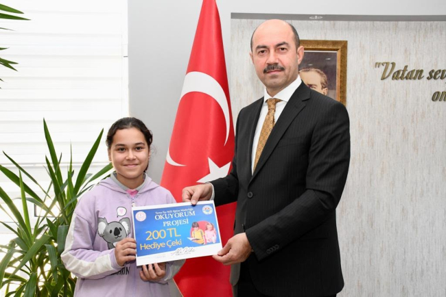 Başkan Kılıç en çok kitap okuyana ödül verdi
