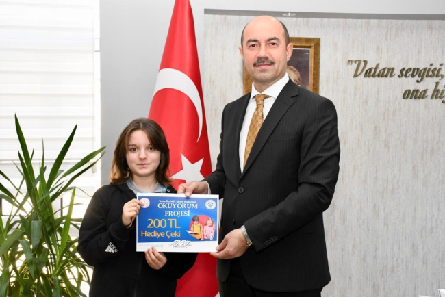 Başkan Kılıç en çok kitap okuyana ödül verdi