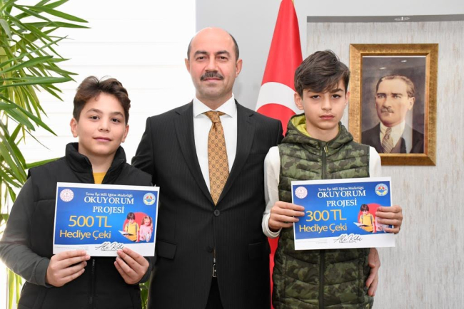Başkan Kılıç en çok kitap okuyana ödül verdi