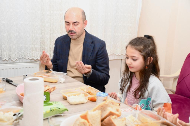 Başkan Kılıç ilk iftarı depremzede aileyle yaptı