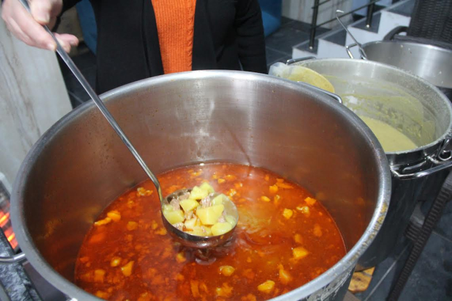 Tekkeköy Belediyesi iftar ve sahur yemekleriyle afet bölgesinde