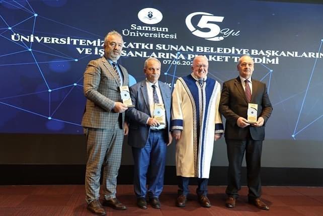 FETÖ’yü savunan rektörden Samsun’da belediye başkanlarına plaket