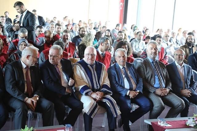 FETÖ’yü savunan rektörden Samsun’da belediye başkanlarına plaket