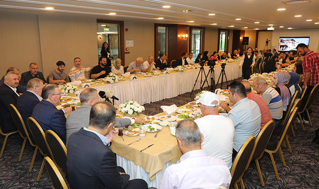 Gazetecilere mikrop demişti: AKP’li başkan 4 buçuk yıl sonra ihale günü kahvaltı verdi