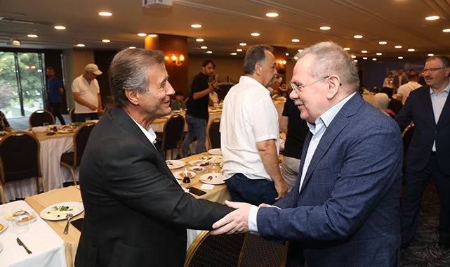 Gazetecilere mikrop demişti: AKP’li başkan 4 buçuk yıl sonra ihale günü kahvaltı verdi
