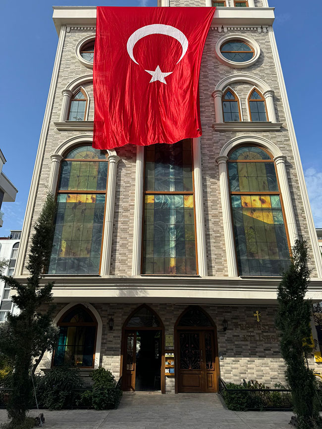 Pastör kiliseye 100. yıl bayrağı astı… Kilisede cumhuriyet kutlaması…
