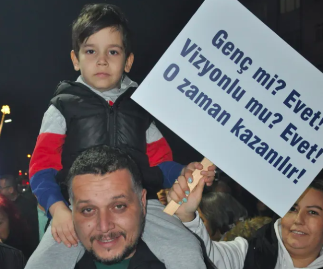 Serhat Türkel aday adaylığını meşaleler altında açıkladı…”Devrim meşalesini Atakum’da yakmak istiyoruz”
