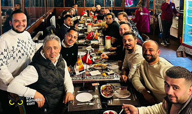 Yeni yıla tam kadro girdiler: Caner Türkmeneri Emlak Ailesi yılbaşı yemeğinde buluştu