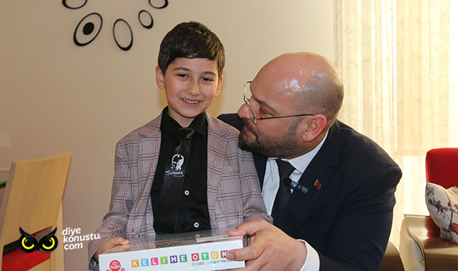 Türkel’den minik Ayaz’a sürpriz ziyaret… İstiklal Marşı’nı 4.5 yaşından beri ezbere biliyor…