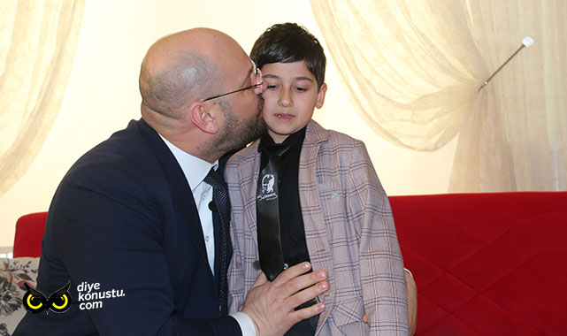 Türkel’den minik Ayaz’a sürpriz ziyaret… İstiklal Marşı’nı 4.5 yaşından beri ezbere biliyor…