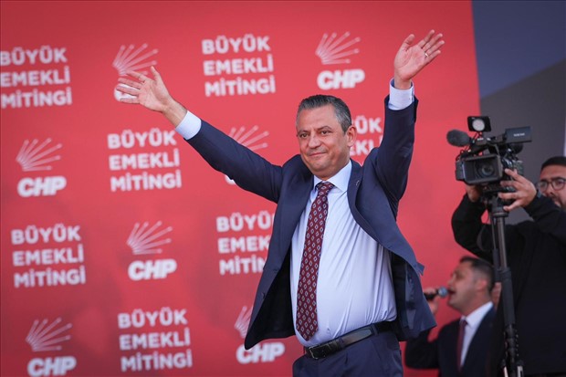 Emekli ‘açız’ dedi… CHP’nin Büyük Emekli Mitingi’nde öne çıkanlar…