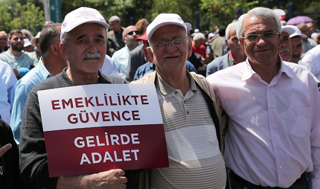 Emekli ‘açız’ dedi… CHP’nin Büyük Emekli Mitingi’nde öne çıkanlar…