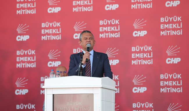 Emekli ‘açız’ dedi… CHP’nin Büyük Emekli Mitingi’nde öne çıkanlar…