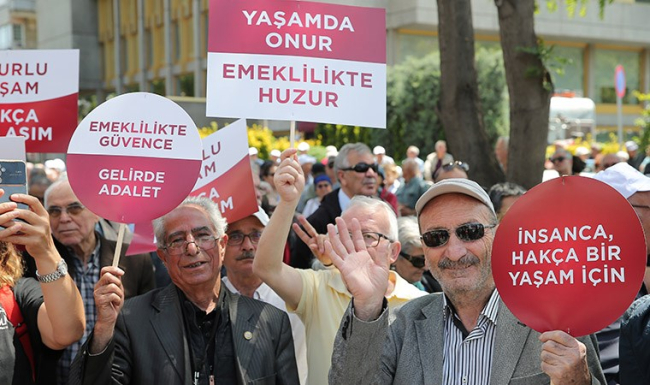 Emekli ‘açız’ dedi… CHP’nin Büyük Emekli Mitingi’nde öne çıkanlar…