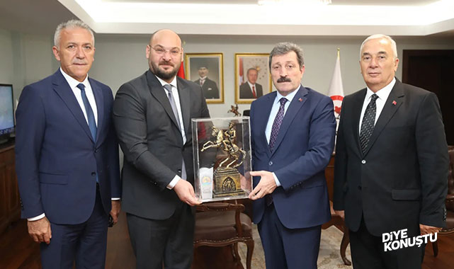Başkan Türkel, Vali Tavlı'ya Atatürk Anıtı'nın minyatür heykelini hediye etti