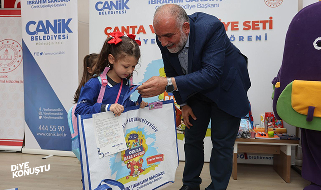 Başkan Sandıkçı’dan birinci sınıflara çanta ve kırtasiye desteği