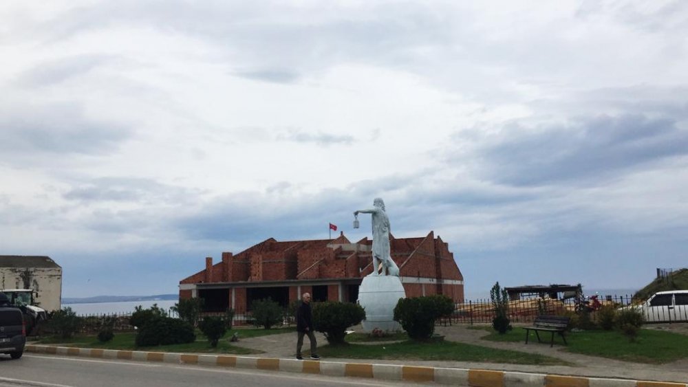 Samsun’un Sinop’a hediye ettiği Diyojen heykelinin güneşini kapattılar