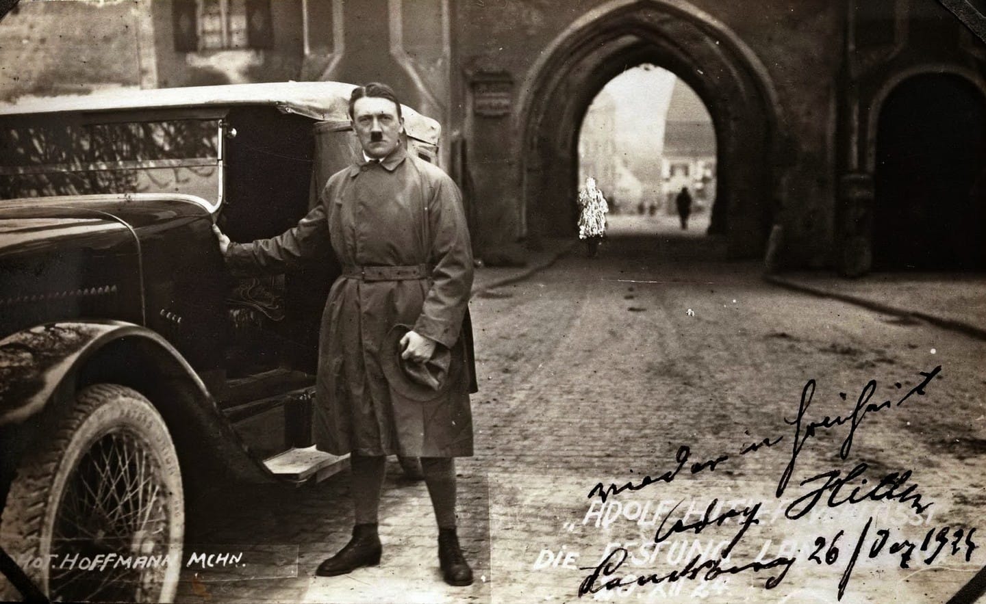 Cezaevinden tahliye olan Hitler’in ilk fotoğrafı! Kavgam’ı yazdıktan hemen sonra…