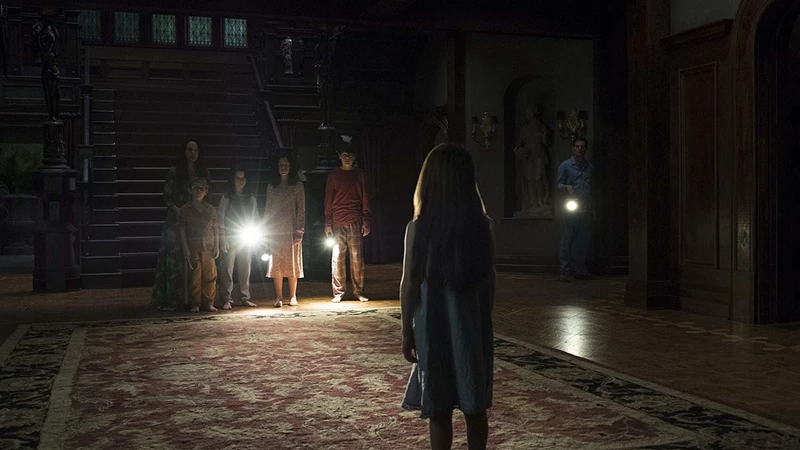 The Haunting of Hill House’u farklı yapan şey, korkuyu sürekli bağırarak vermemesi. Dizide “jump scare” sahneler var ama asıl gerilim atmosferden geliyor.

Sessizlik, uzun koridorlar, karanlık planlar ve geçmiş-bugün geçişleri izleyiciyi sürekli tetikte tutuyor. Bir noktadan sonra “şimdi ne olacak?” hissi hiç kaybolmuyor.