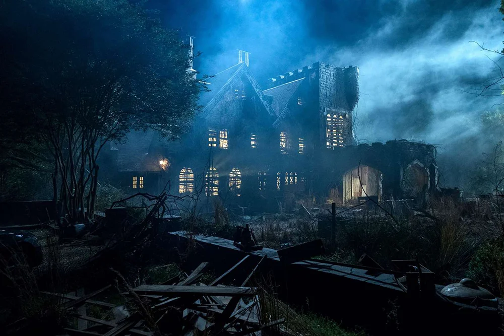 Netflix’te yayınlanan dizi, Shirley Jackson’ın aynı adlı klasik romanından uyarlanıyor. Ama bildiğimiz klasik “perili evde bağırma çağırma” hikayelerinden biraz farklı. Burada asıl mesele evin kendisi değil, o evde yaşananların yıllar sonra bir ailenin hayatında bıraktığı psikolojik izler.