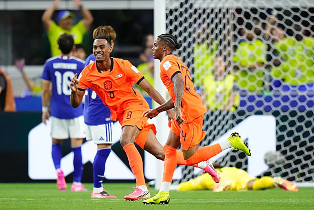 İkinci yarıda tempo yükseldi. Hollanda, tecrübeli savunmacısı Virgil van Dijk’ın golüyle 1-0 öne geçti. Bu gole Japonya’nın cevabı gecikmedi ve Nakamura skoru 1-1’e getirdi.