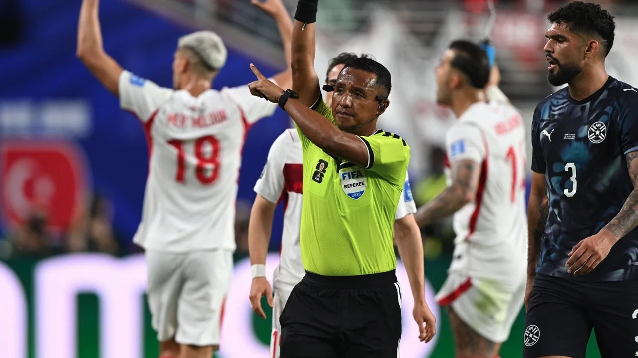 Mücadelenin kırılma anlarından biri ise ilk yarının uzatma dakikalarında yaşandı. Paraguay forması giyen Miguel Almiron, rakibiyle yaşadığı diyalog sonrası VAR incelemesinin ardından kırmızı kartla oyun dışında kaldı. Böylece Güney Amerika temsilcisi ikinci yarıyı 10 kişi tamamlamak zorunda kaldı.