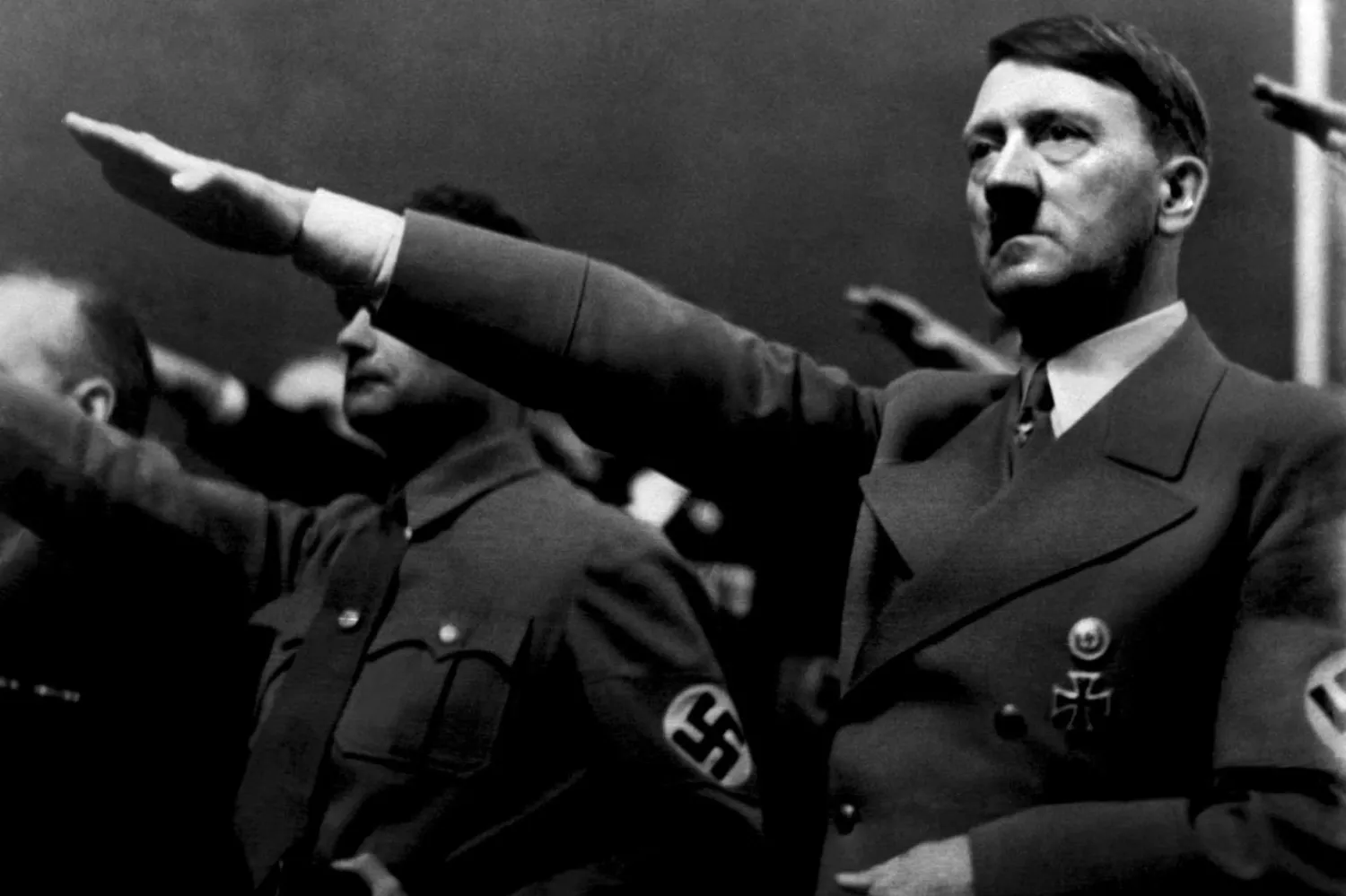El titremesi: İlk belirti

Hitler, suikastten hemen sonraki günlerde sol elinde hafif bir titreme fark etti. Başlangıçta bunu sinirlere verdi. Ancak titreme giderek şiddetlendi. Ekim 1944'e gelindiğinde, sol bacağı da titremeye başladı. Raporlar, bu durumun "organik bir beyin hasarı"ndan kaynaklandığını not düşüyor.