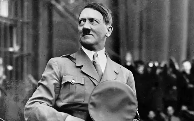Sığınağa çekiliş

Hitler, Ocak 1945'te Berlin'deki Yeni Şansölyelik binasının altındaki "Führerbunker"e (Führer Sığınağı) çekildi. Artık sadece geceleri dışarı çıkıyor, güneş ışığından kaçınıyordu. Titremeler o kadar şiddetliydi ki, elindeki bardağı tutamıyor, yemeklerini bir hemşirenin yardımıyla yiyordu.

Son gizli sağlık raporu, 14 Nisan 1945'te, intiharından sadece 16 gün önce tutuldu. Rapor, aşırı kilo kaybı, ileri derecede anemi ve kalp yetmezliği belirtilerinden bahsediyordu. 30 Nisan 1945'te, Sovyet topçusunun sesleri Berlin'e yaklaşırken, Adolf Hitler, eşi Eva Braun ile birlikte intihar etti.

Sağlık raporları, onun bir diktatör olmaktan çok, acı içinde kıvranan, bağımlı ve paranoid bir hasta olduğunu gösteriyor. 20 Temmuz bombası, bedenini paramparça etti; geriye kalanı ise intihara sürükleyen bir ruh haline dönüştü. Patlama onu öldürmedi ama Nazilerin ideolojik liderini çoktan yok etmişti.