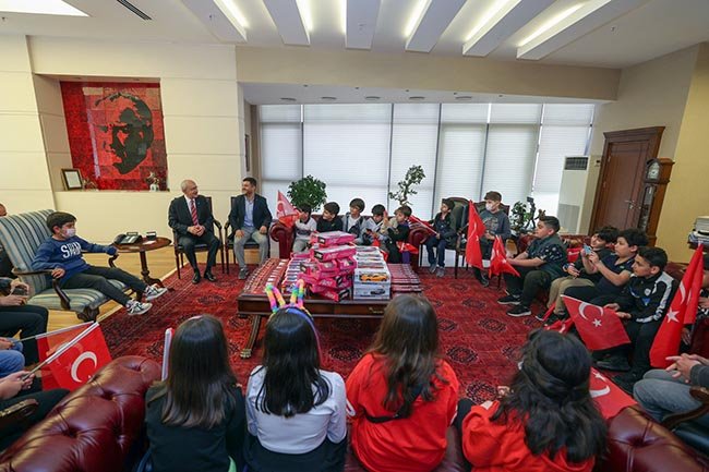 Kılıçdaroğlu çocuklara elektriğinin neden kesildiğini anlattı