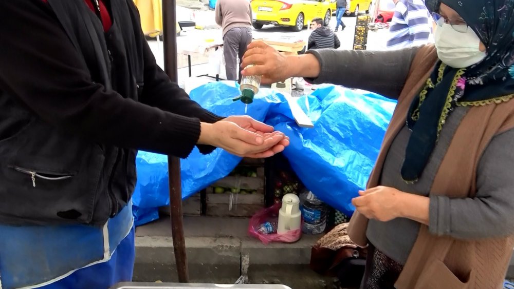Samsun’da pazarcı kadın müşteri bulamayınca el işi yaptı
