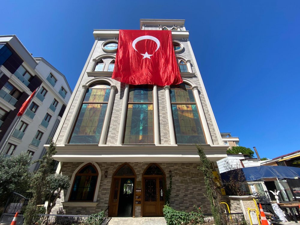 Kiliseden büyük zafer kutlaması