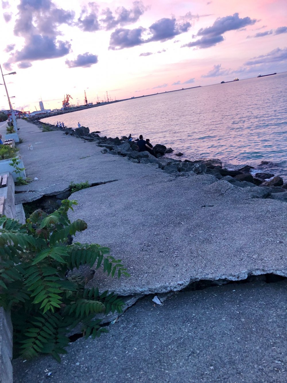 Samsun merkez sahilinde çatlaklar oluştu
