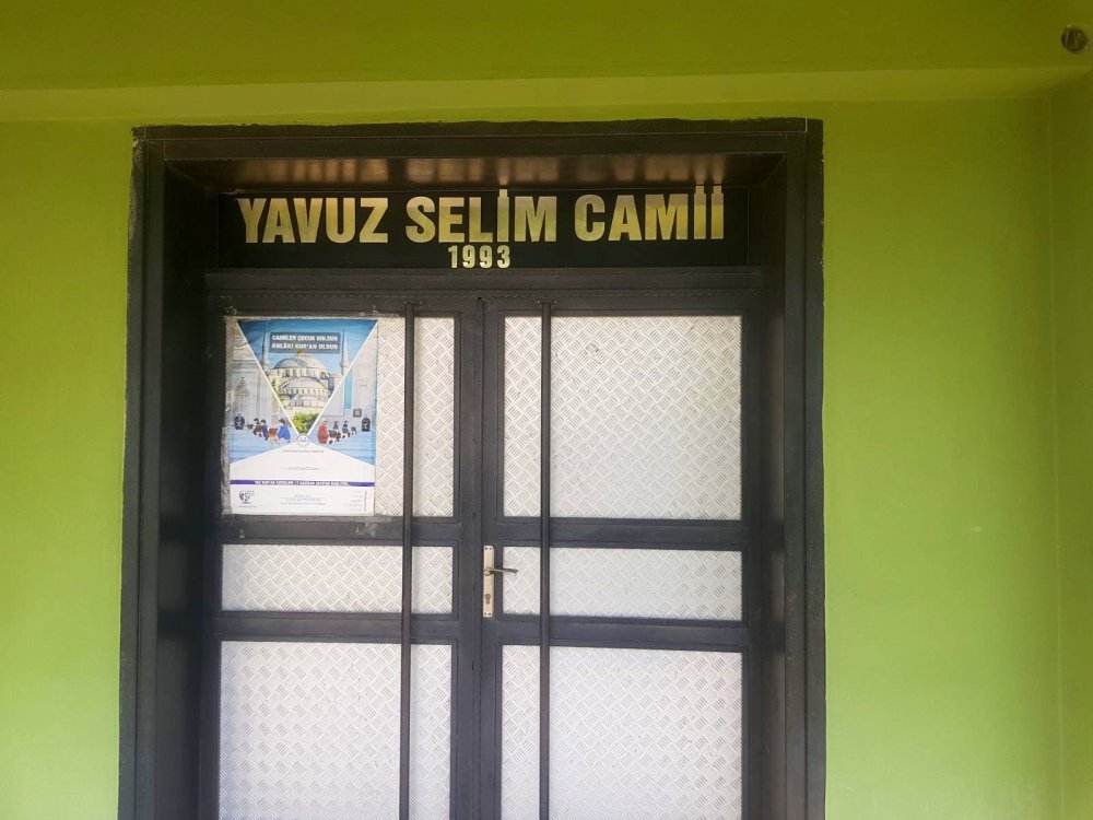 Cemaat ayakkabı çekeceğini zincirle koruyor