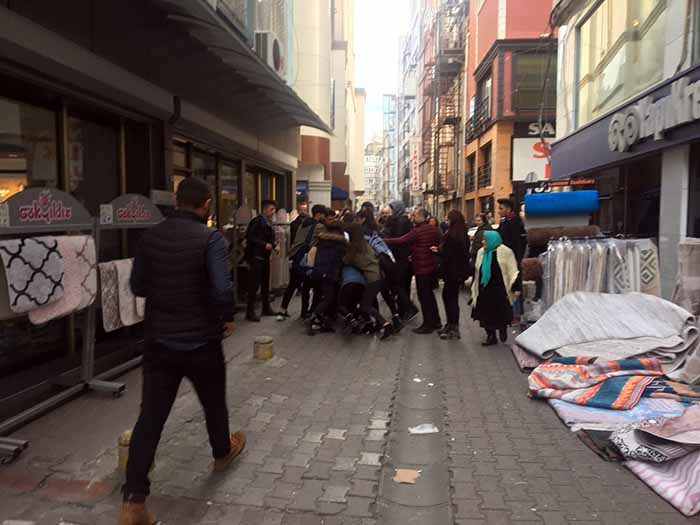 Kavgayı seyreden yaşlı teyze: Neyi paylaşmıyorsunuz be evladım..