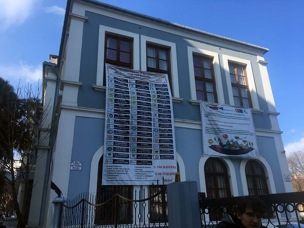 Tarihi binanın görüntüsü böyle kirletildi
