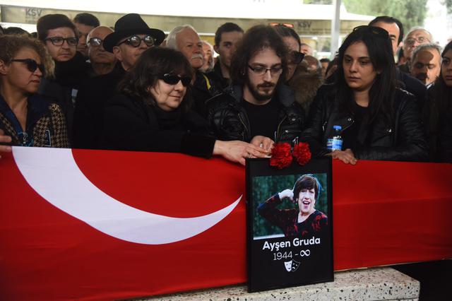 Ayşen Gruda’nın cenaze töreninde kavga çıktı