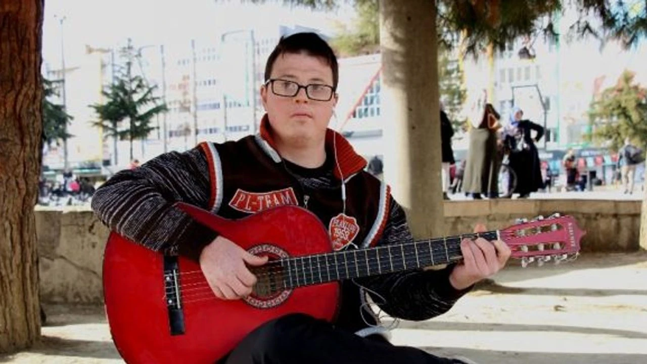 Samsun’da ailesine yük olmamak için sokaklarda gitar çalıyor
