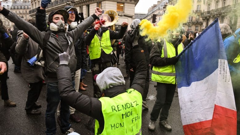 6 yıl sonra yeniden Paris sokaklarındalar: Sarı yeleklilerden ‘Macron istifa’ sloganları