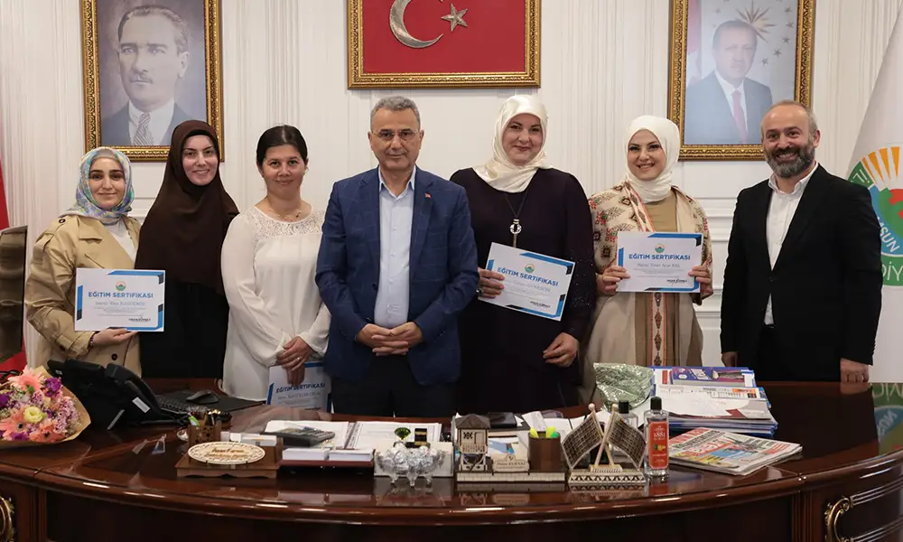 İlkadım’da girişimci kadınlar yetişiyor: Belgeleri İhsan Kurnaz verdi