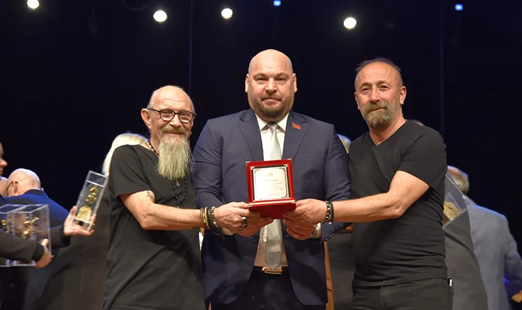 Dev sanatçılar için Ata Sahne’de muhteşem anma programı