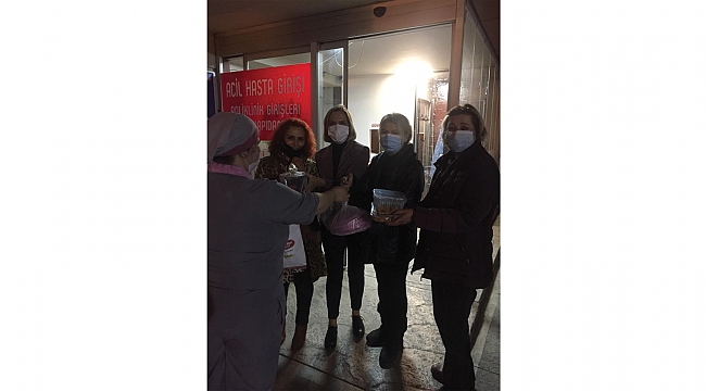 CHP’li kadınlardan örnek proje: Sağlıkçılara sıcak ev yemeği taşıyorlar 1 CHPli kadinlardan ornek proje Saglikcilara sicak ev yemegi tasiyorlar