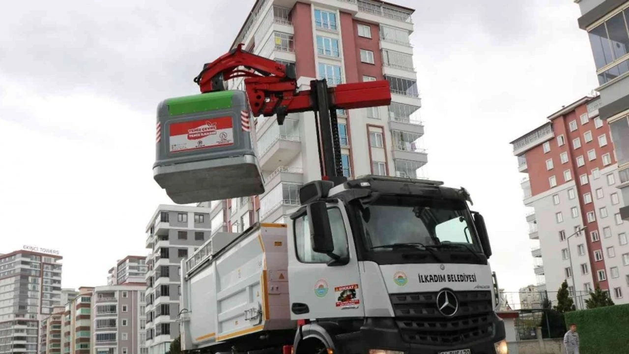 Ilkadima modern cop konteynerleri yerlestiriliyor