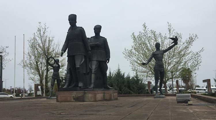 Samsun'da Atatürk Anıtı'nı reklam panosuyla kapattılar